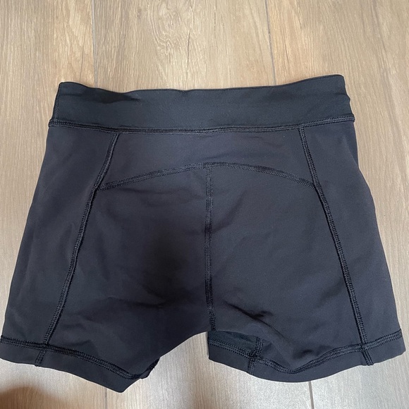 Lululemon size 4 black shorts EUC pockets - Picture 5 of 6